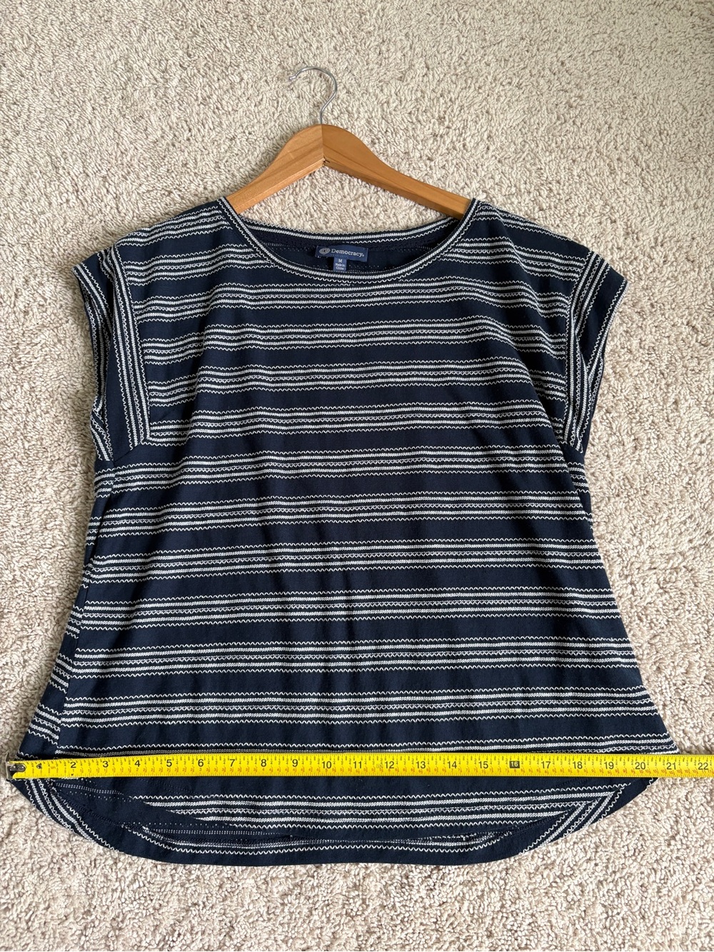 Democracy Women's Medium Navy Striped Short Sleeve Top - Picture 7 of 8